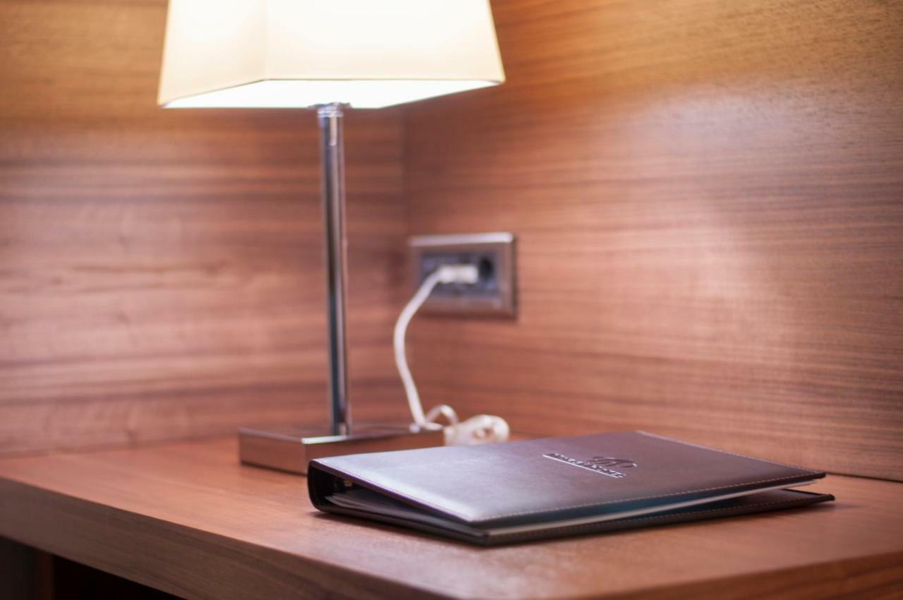 Margi Hotel Edirne Zewnętrze zdjęcie A lamp plugged into a wall socket
